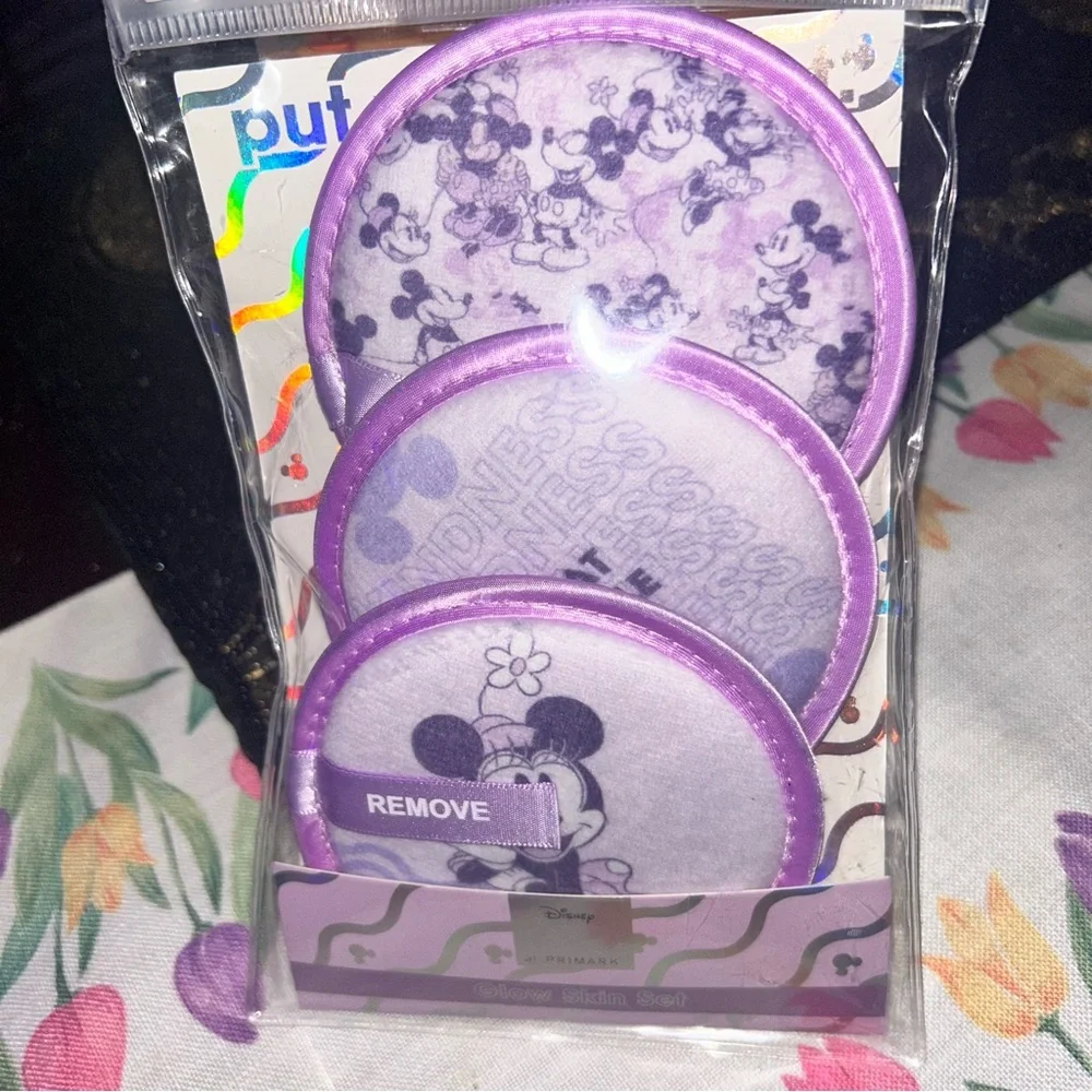Disney Minnie Mouse reusable makeup remover pads .